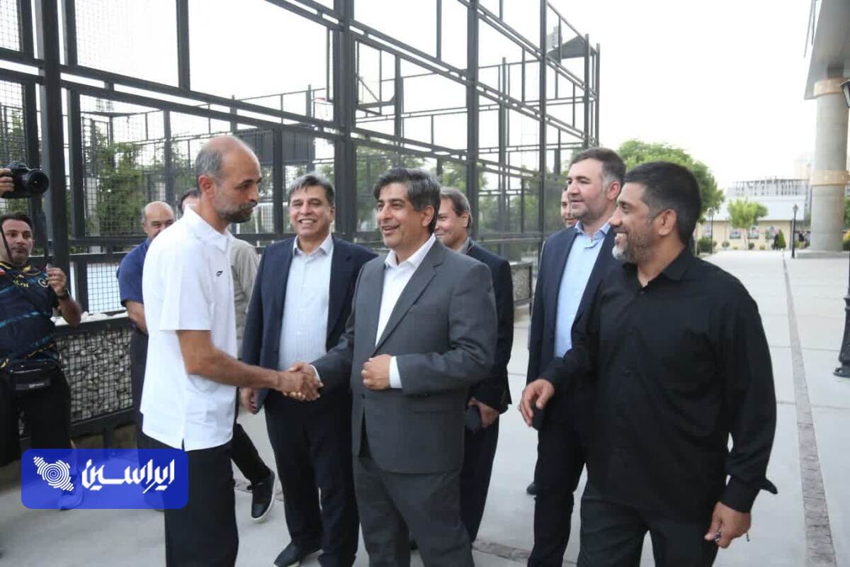 بازدید مدیرعامل گروه فولاد مبارکه از تمرین تیم فوتبال سپاهان بازدید مدیرعامل گروه فولاد مبارکه از تمرین تیم فوتبال سپاهان